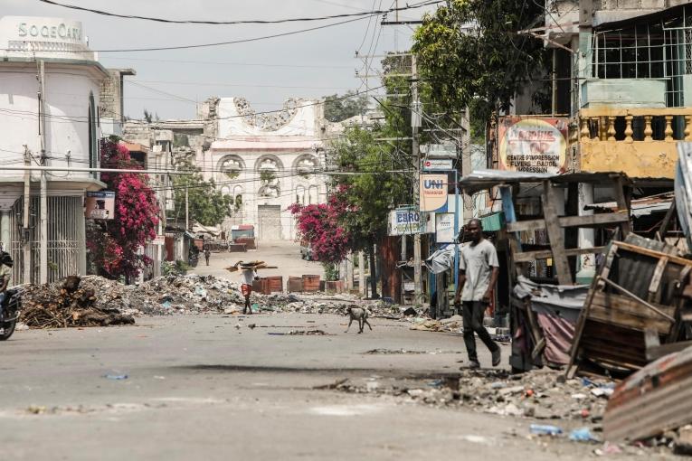 Vue de la rue qui mène à la cathédrale de Port-au-Prince et des destructions occasionnés par les combats. Mars 2024.&nbsp;
 © Corentin Fohlen/Divergence